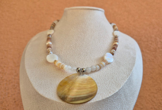 Collier coquillage naturel & pendentif rond
