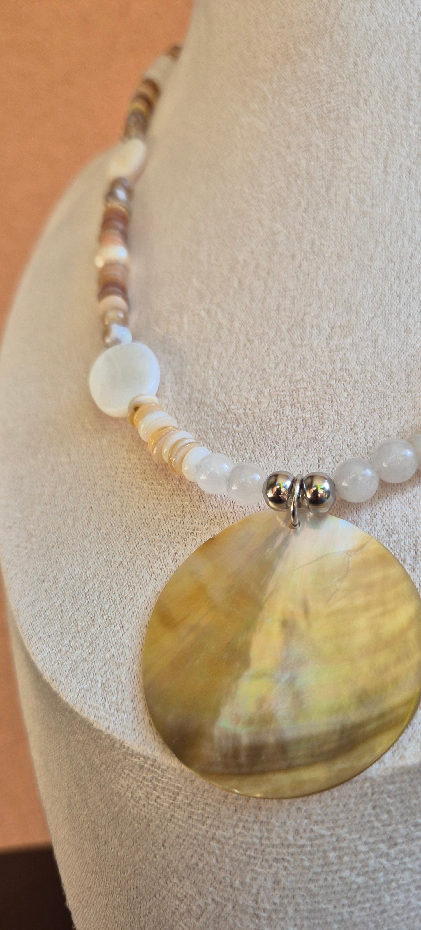 Collier coquillage naturel & pendentif rond