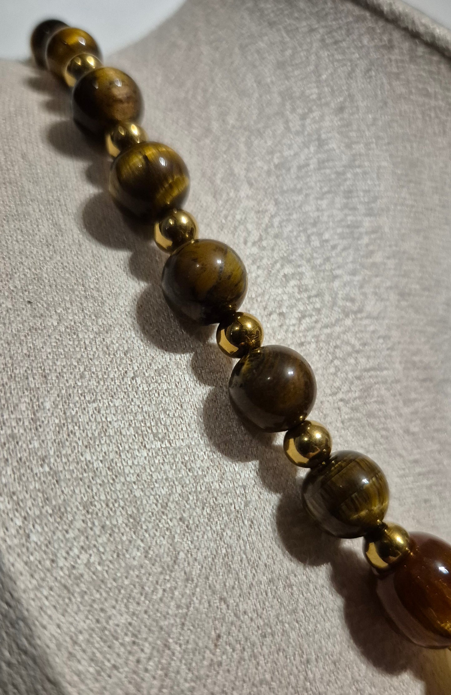 Collier oeil de tigre & résine blanche et dorée