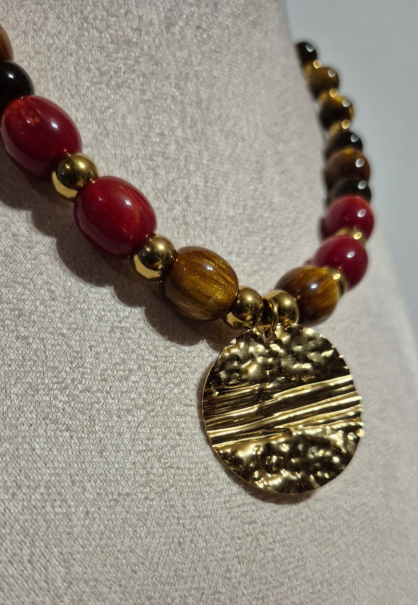 Collier Oeil de tigre & résine rouge et dorée