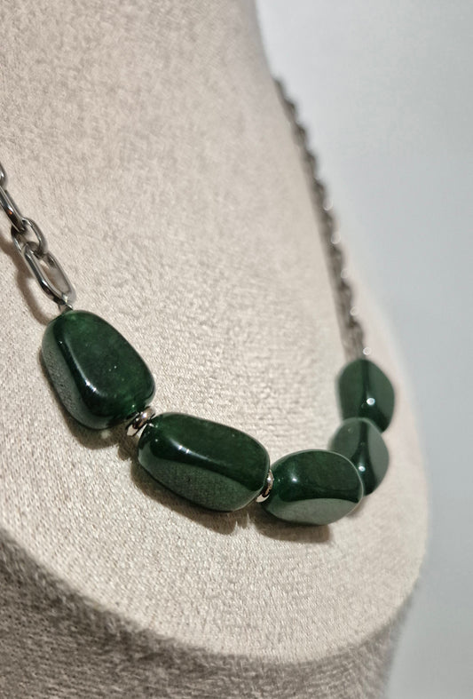 Collier chaîne argentée & triangles vertes