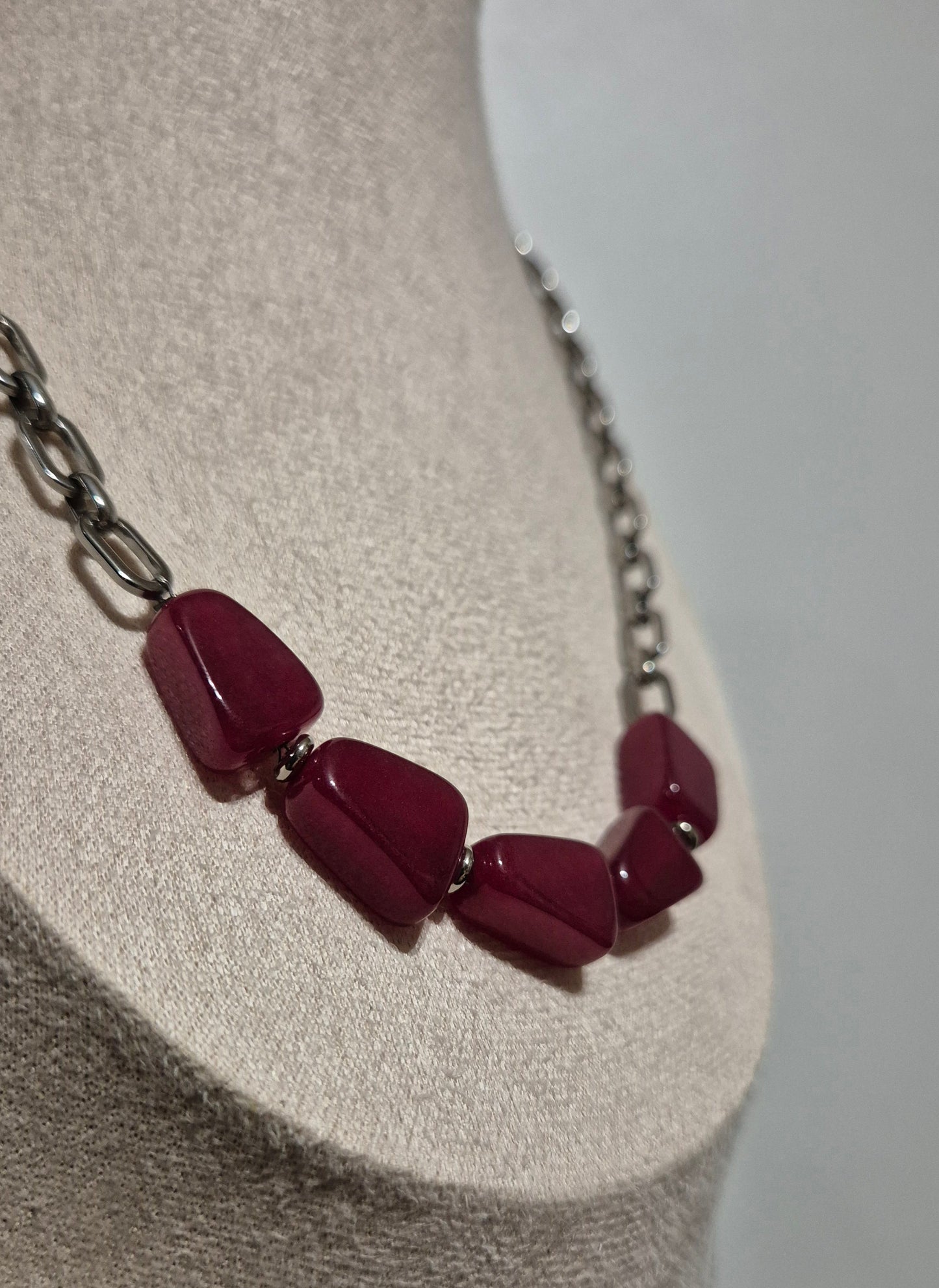 Collier chaîne argentée & triangles rouges