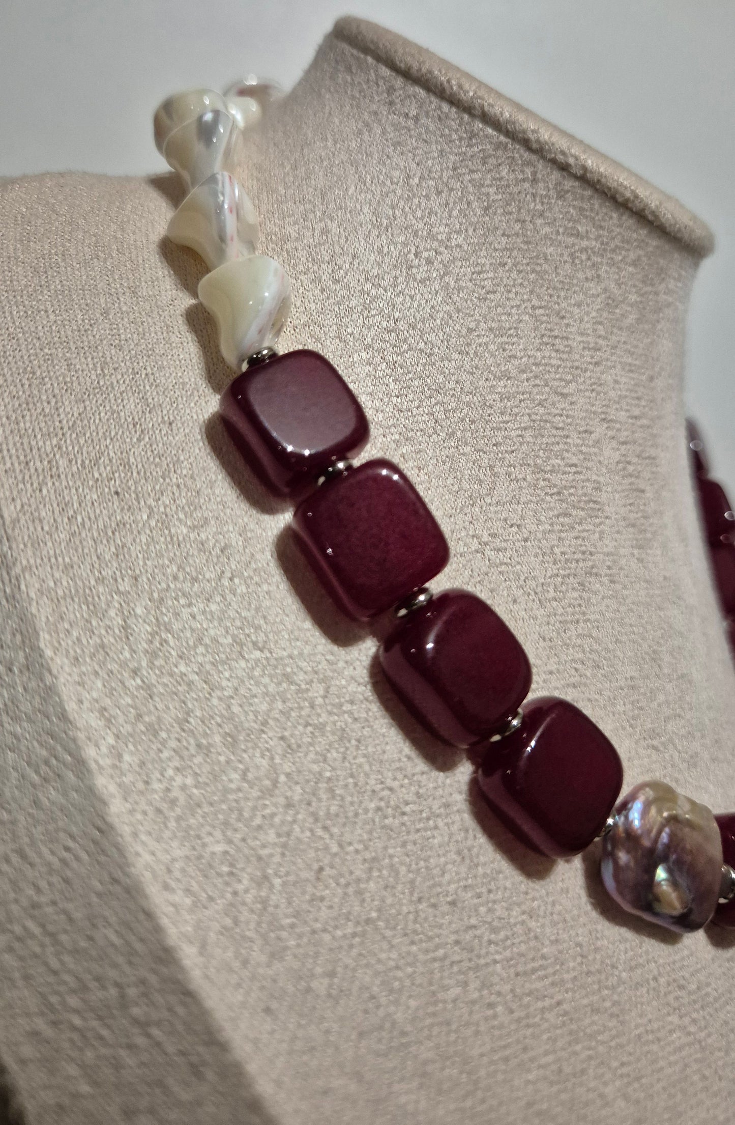 Collier carrés rouges et grande perle