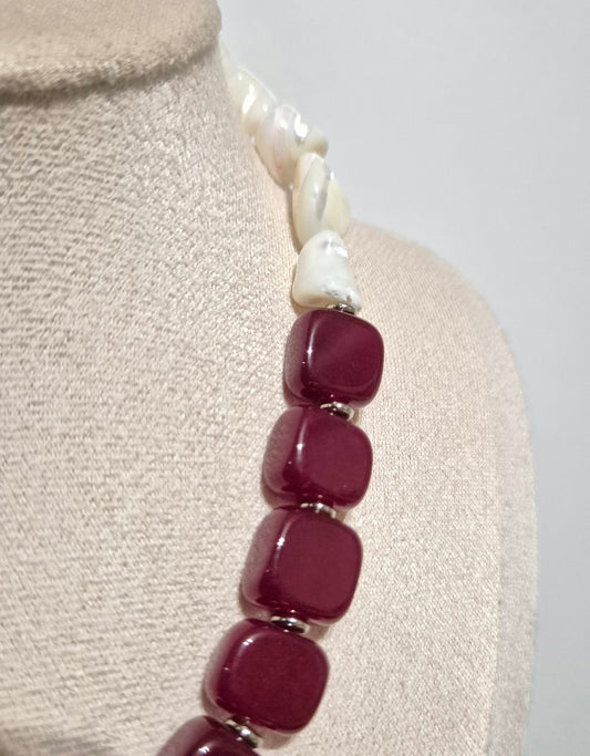 Collier carrés rouges et grande perle