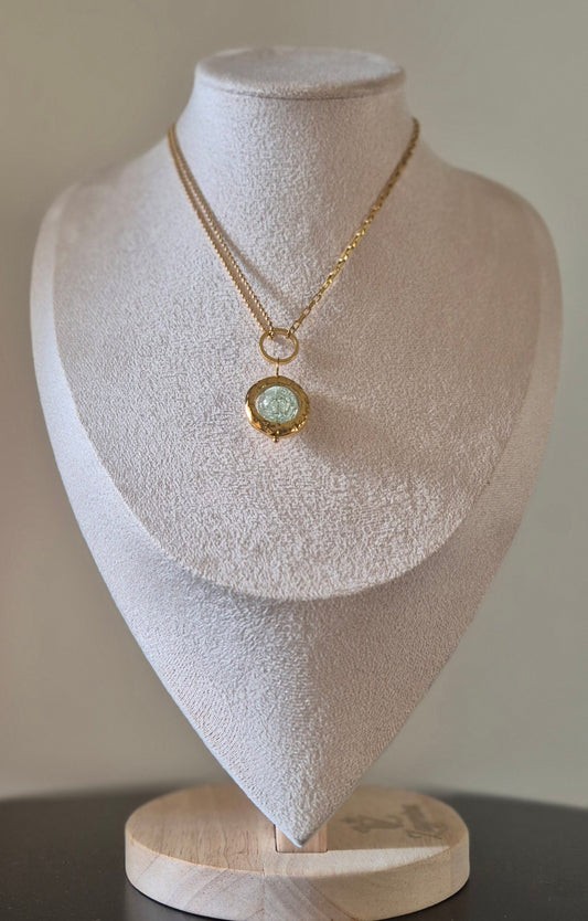 Collier doré avec pendentif