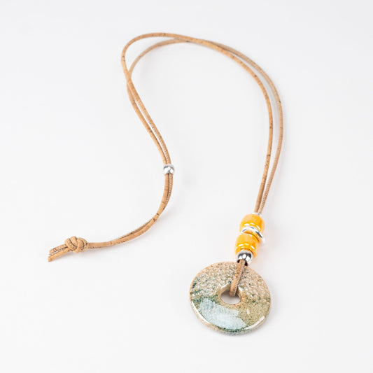 Collier en liège avec grande perle en céramique