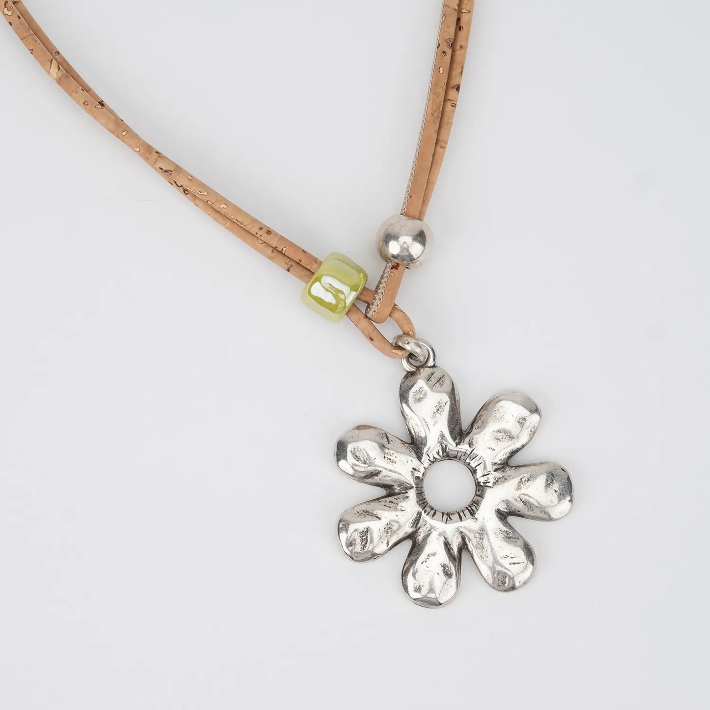 Collier en liège naturel avec fleur en métal