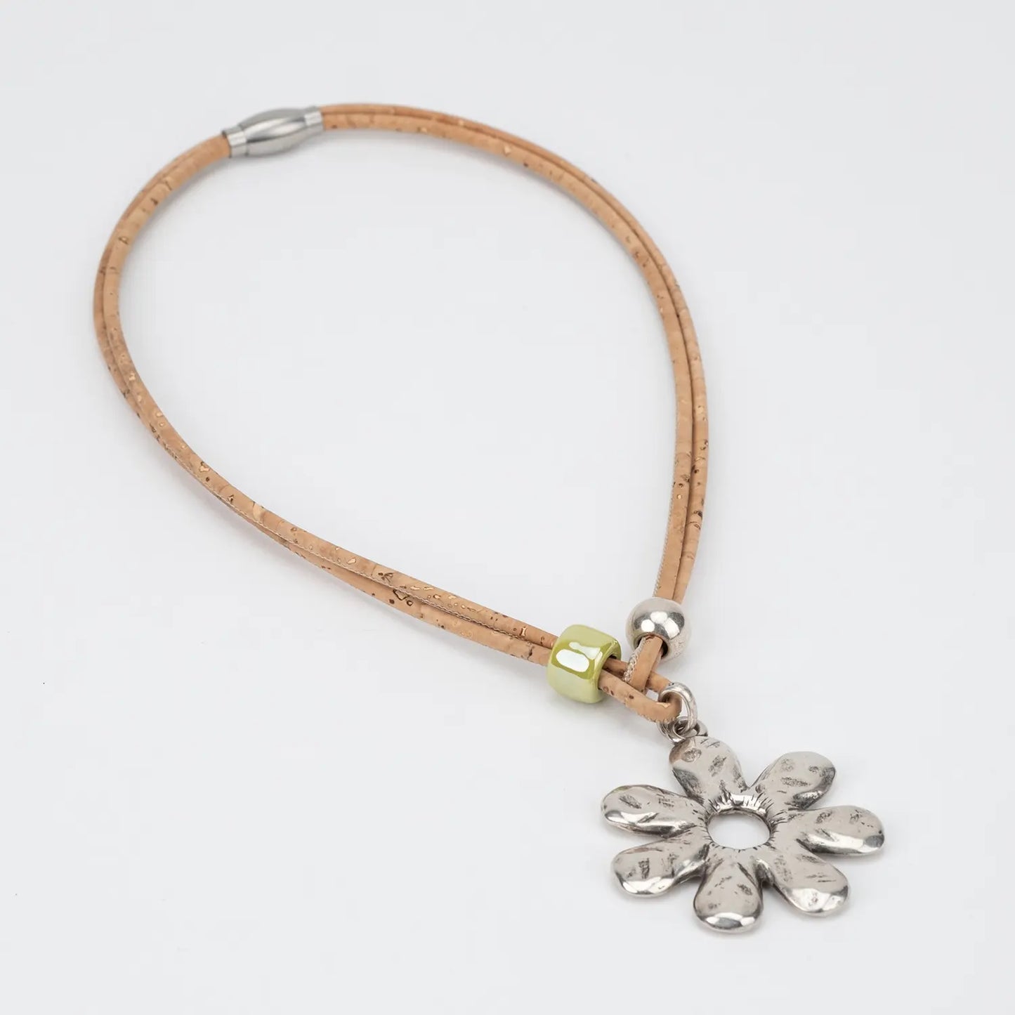 Collier en liège naturel avec fleur en métal