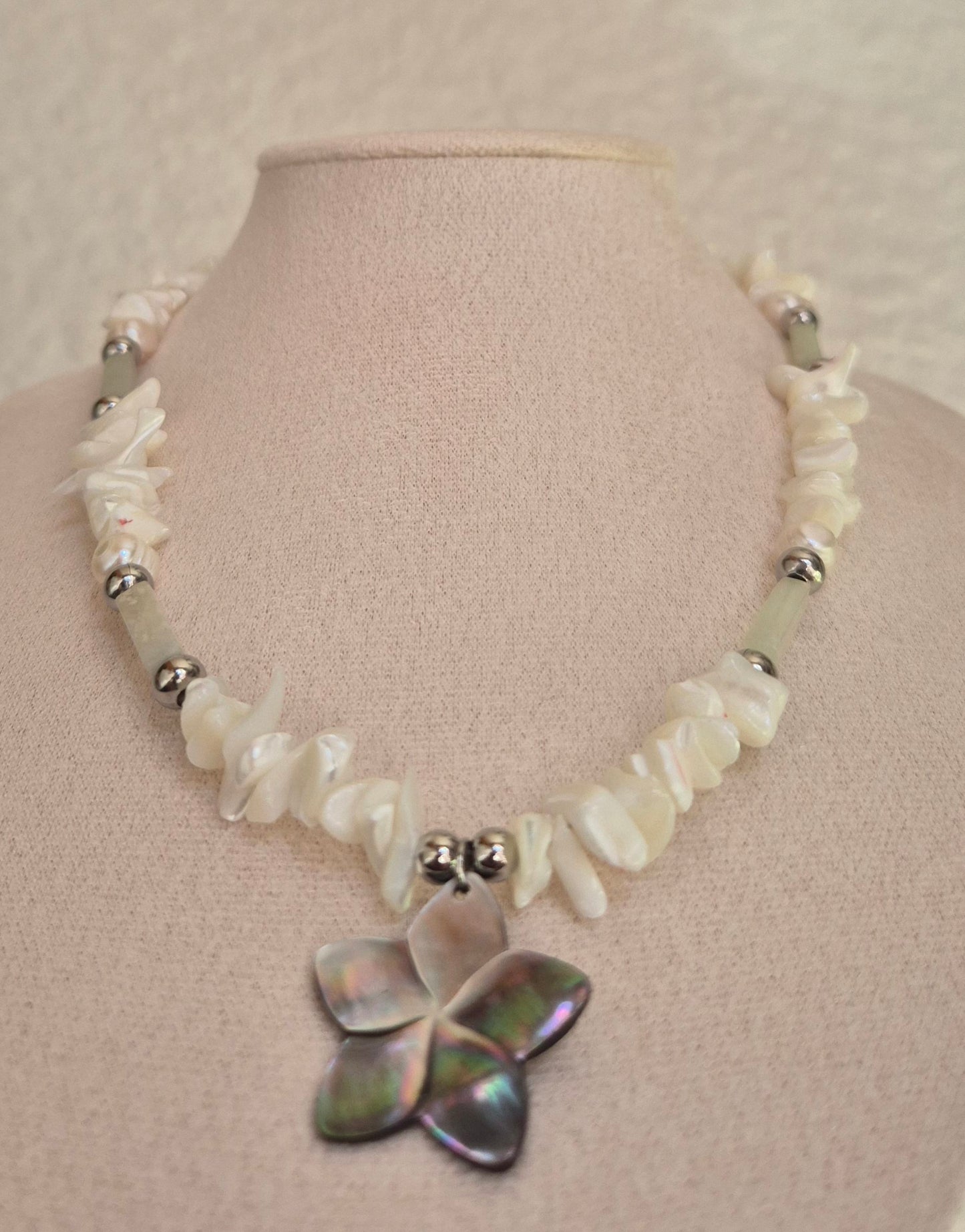 Collier coquillage & pendentif fleur en nacre