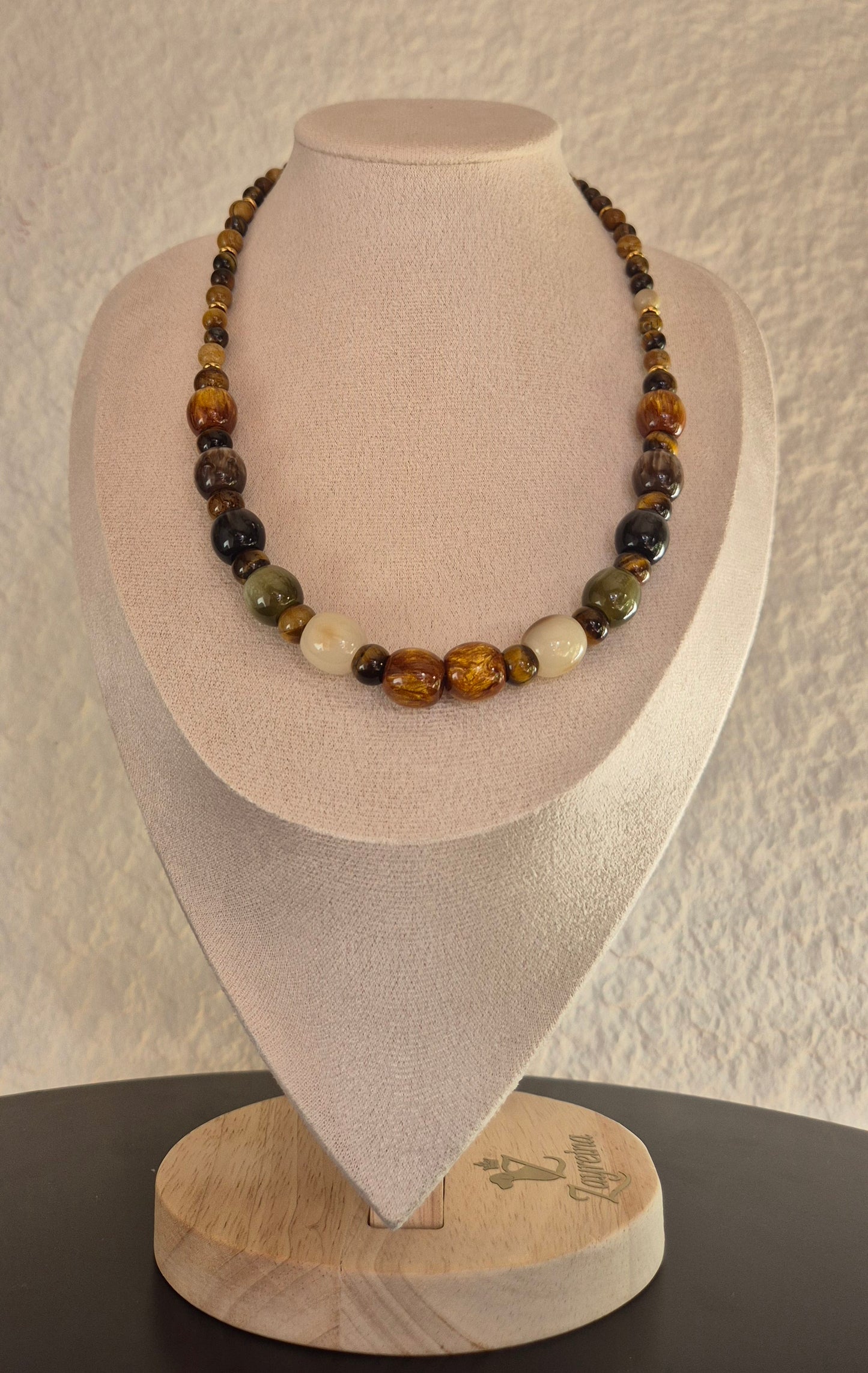 Collier oeil de tigre et perles en résine