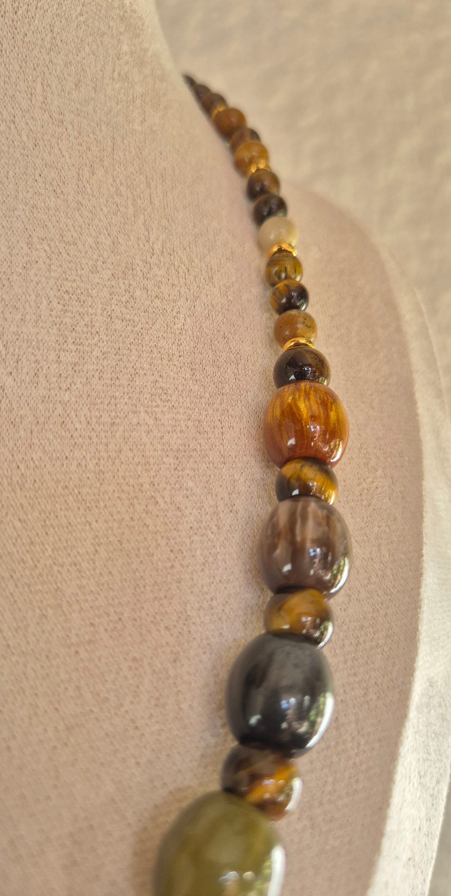 Collier oeil de tigre et perles en résine