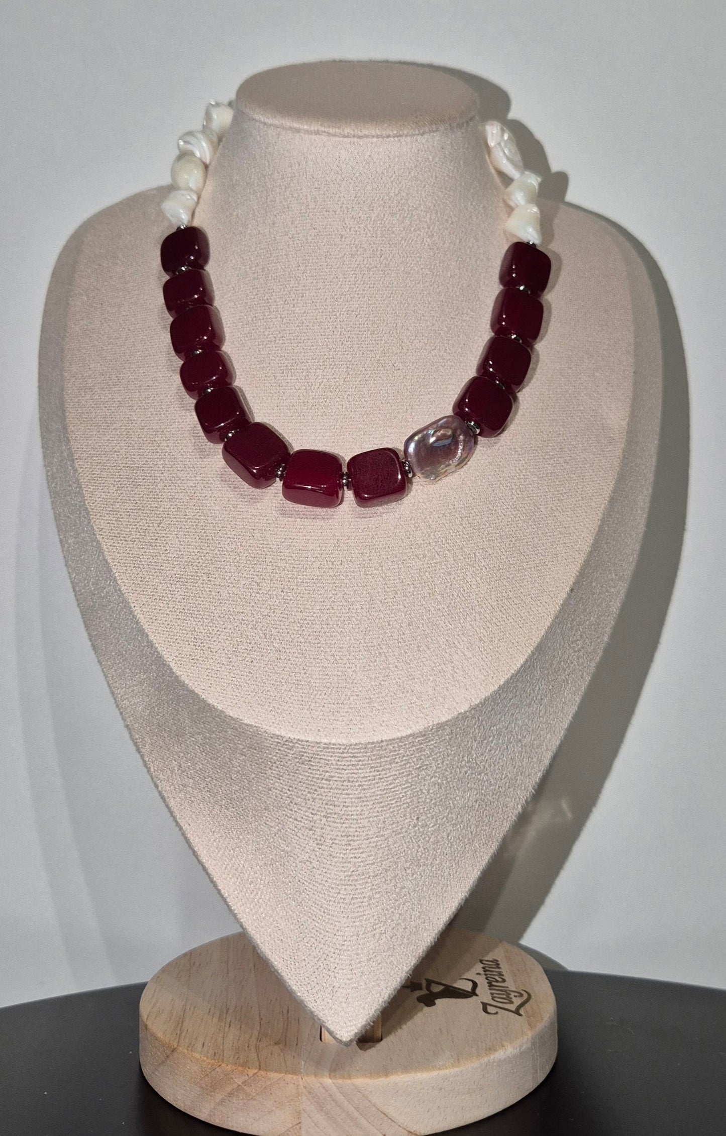 Collier carrés rouges et grande perle