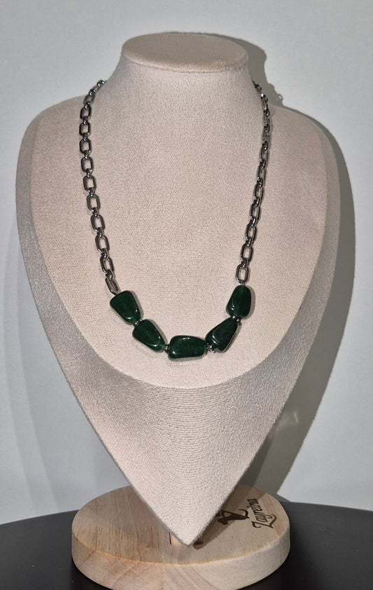 Collier chaîne argentée & triangles vertes