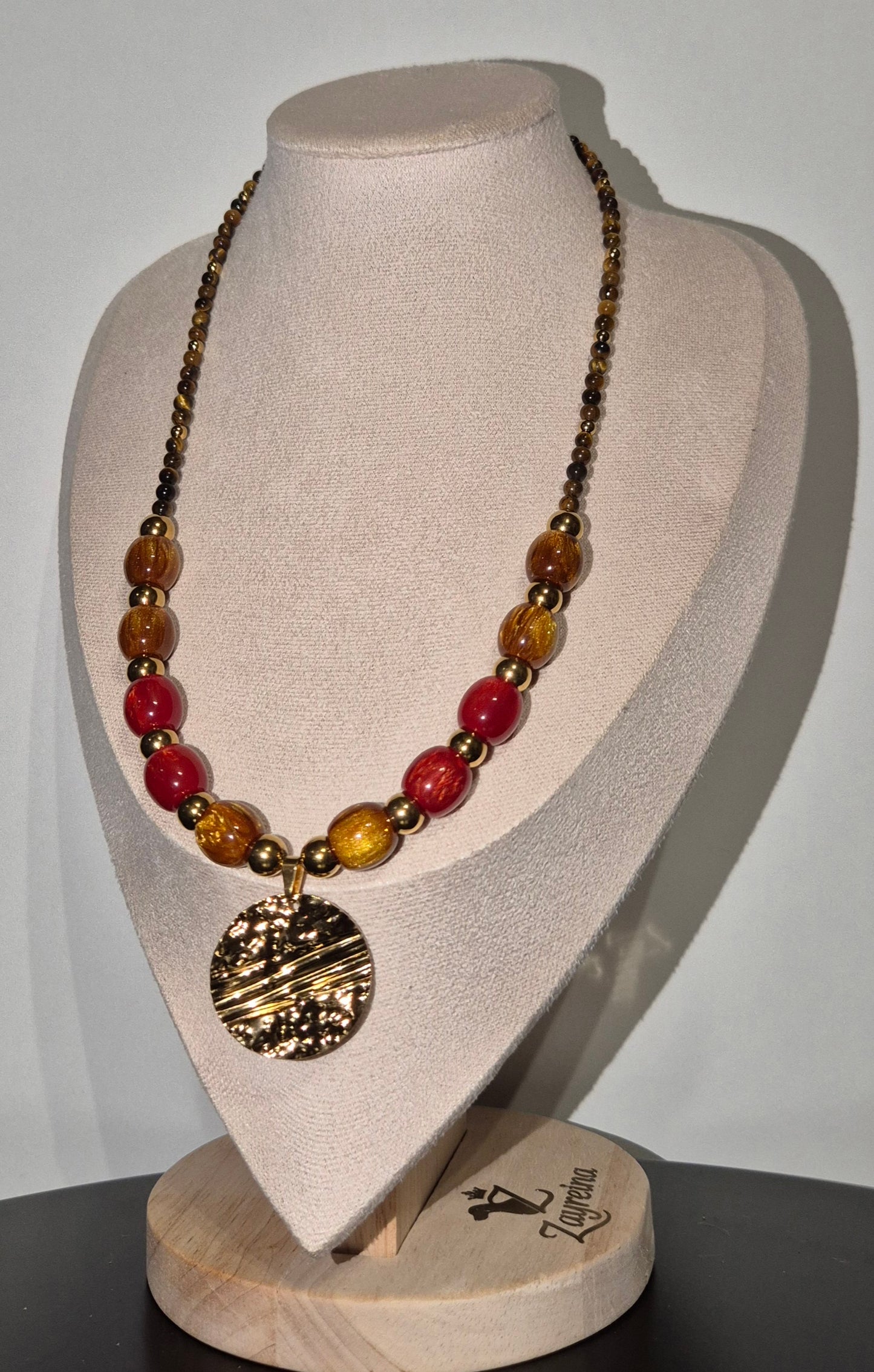 Collier oeil de tigre & résine rouge et dorée