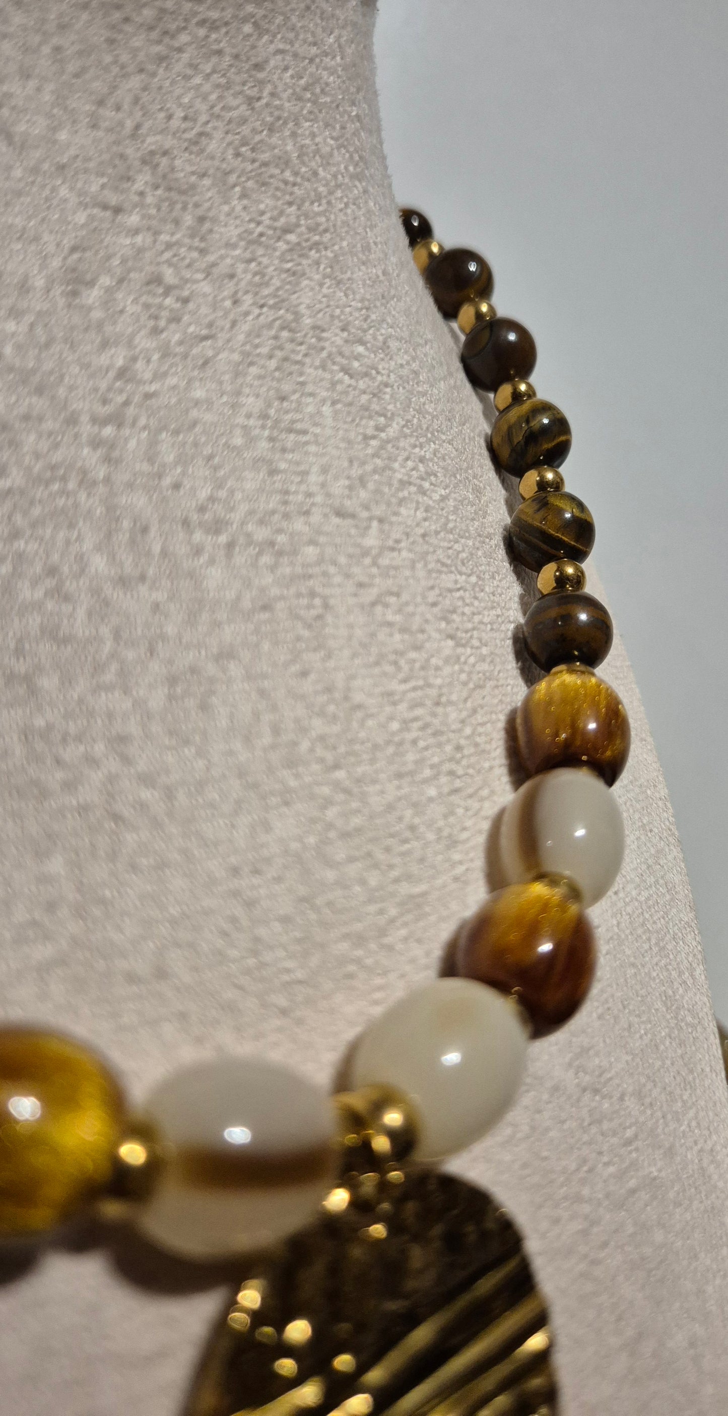 Collier oeil de tigre & résine blanche et dorée