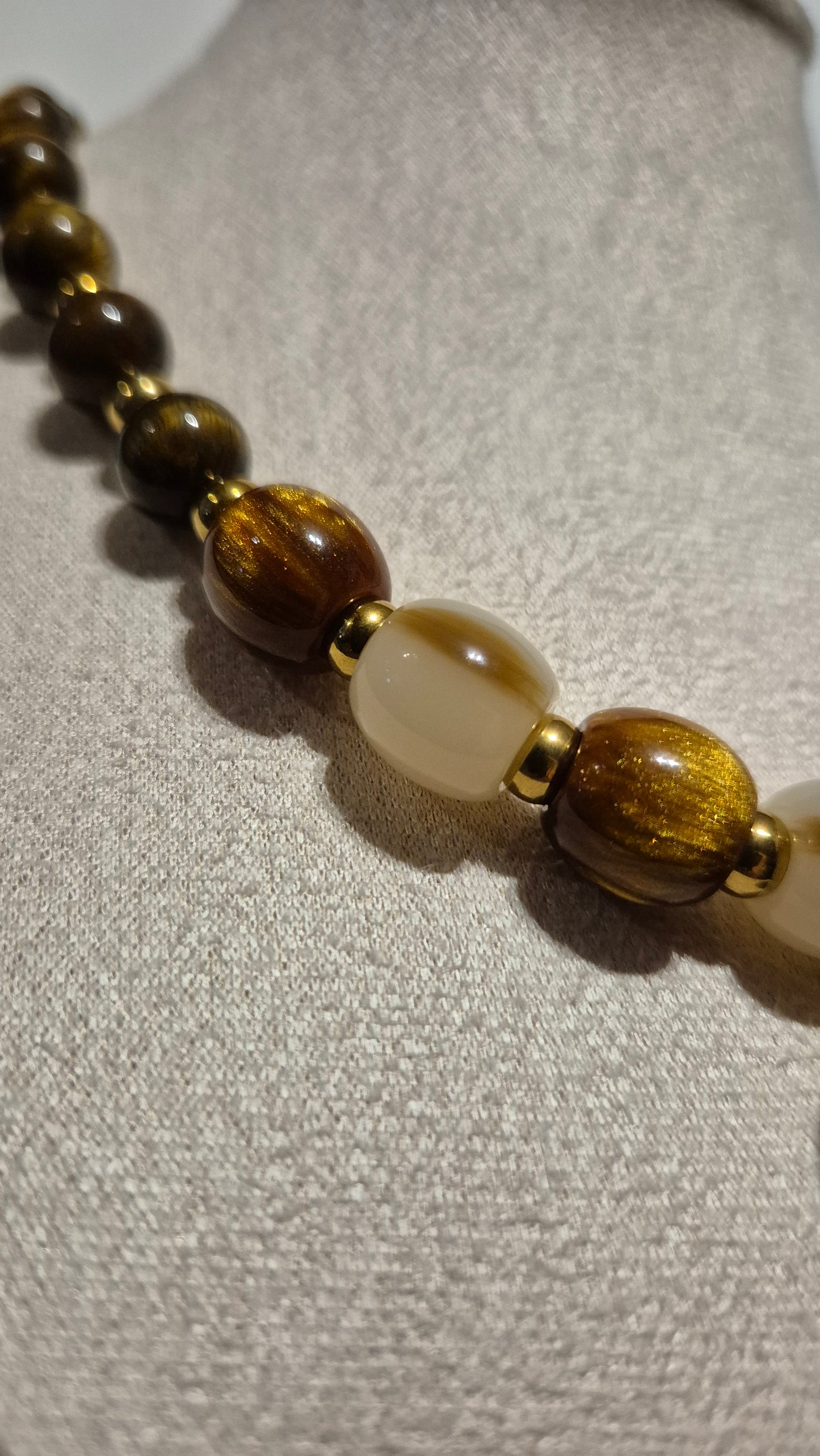 Collier oeil de tigre & résine blanche et dorée