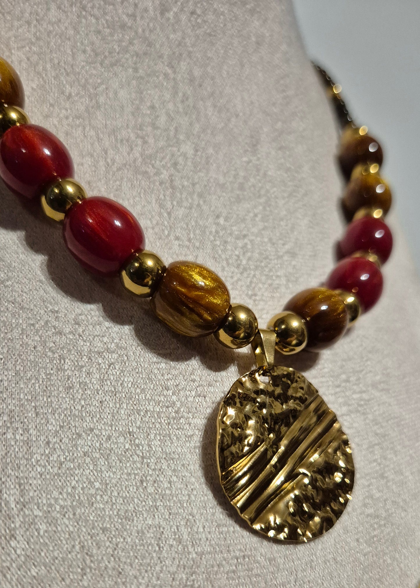 Collier oeil de tigre & résine rouge et dorée
