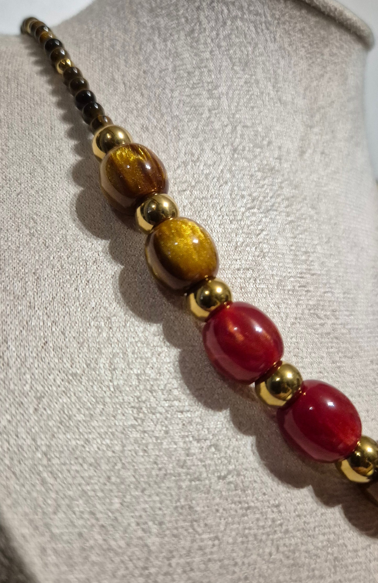 Collier oeil de tigre & résine rouge et dorée