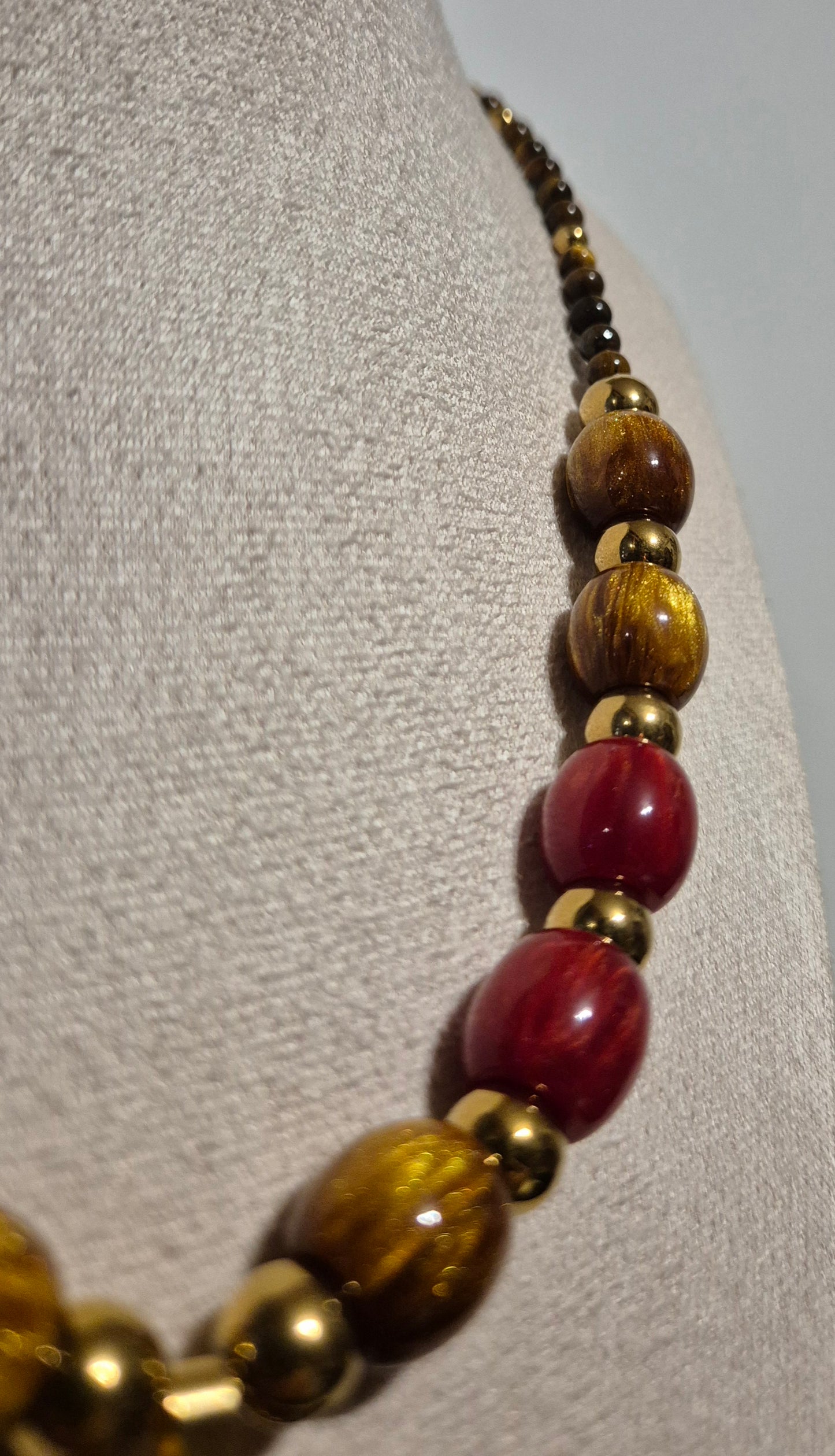Collier oeil de tigre & résine rouge et dorée