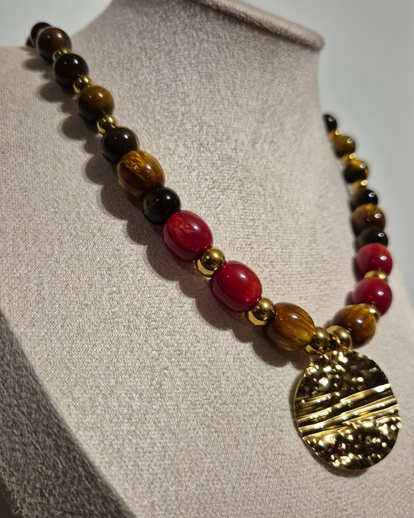 Collier Oeil de tigre & résine rouge et dorée