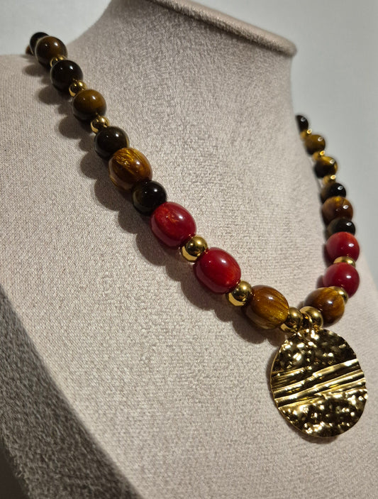 Collier Oeil de tigre & résine rouge et dorée