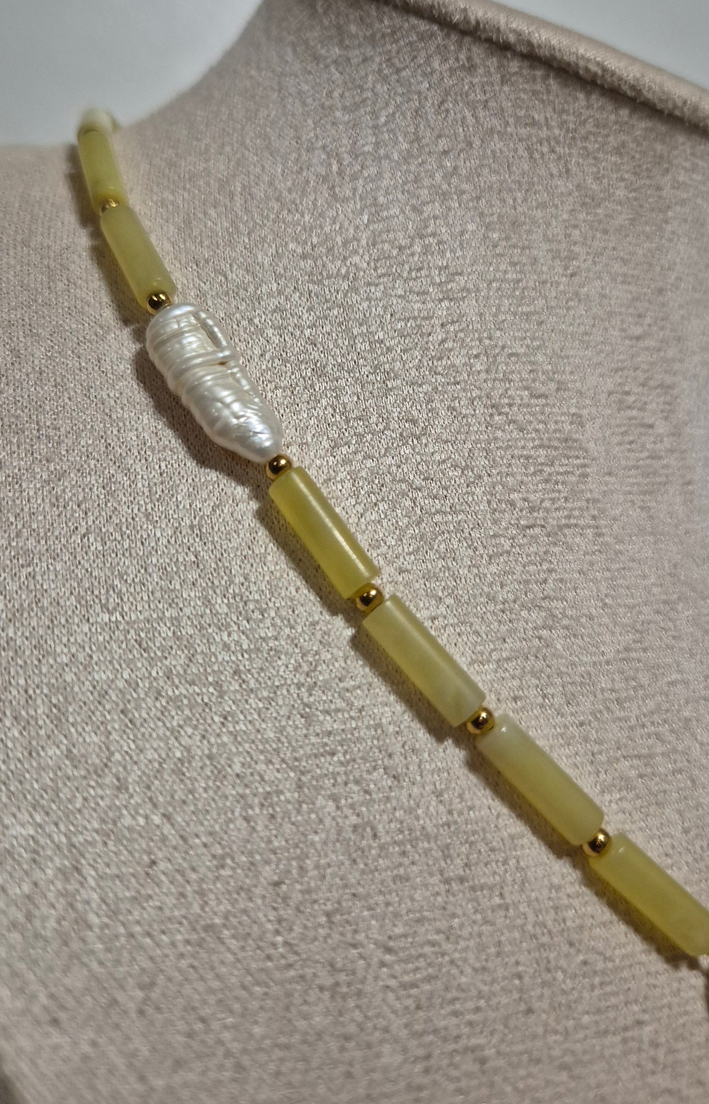 Collier perles & gemmes jaune-vert