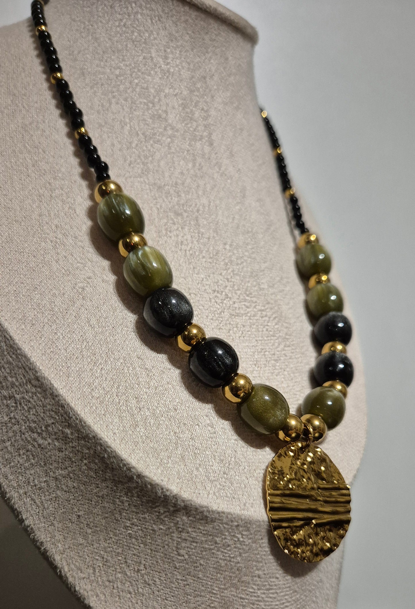 Collier onyx & résine verte et noire