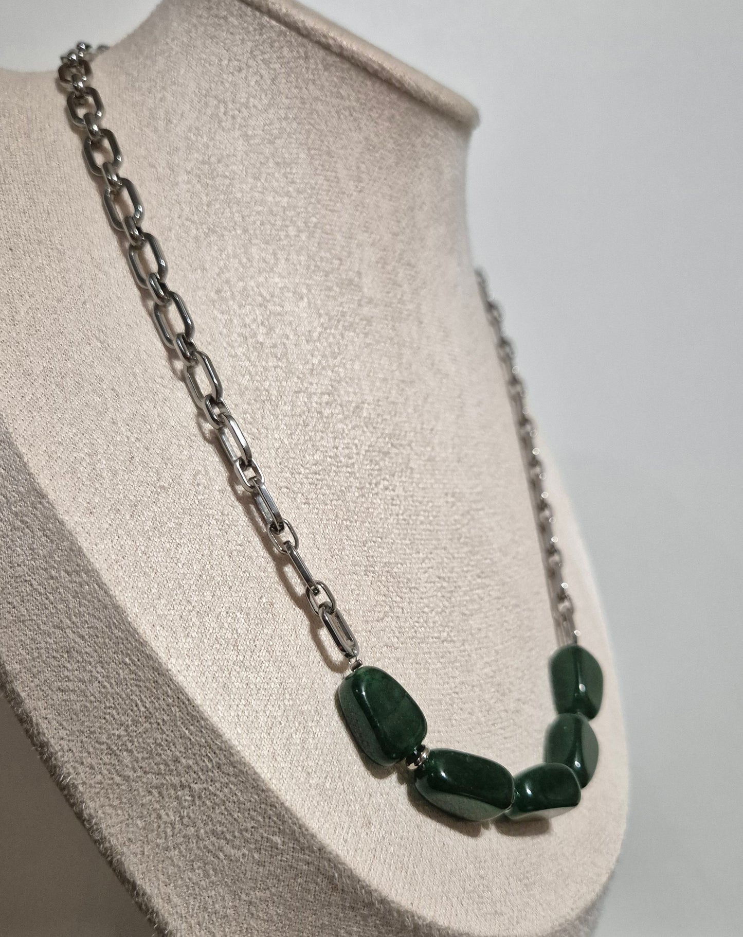 Collier chaîne argentée & triangles vertes