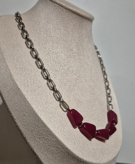 Collier chaîne argentée & triangles rouges