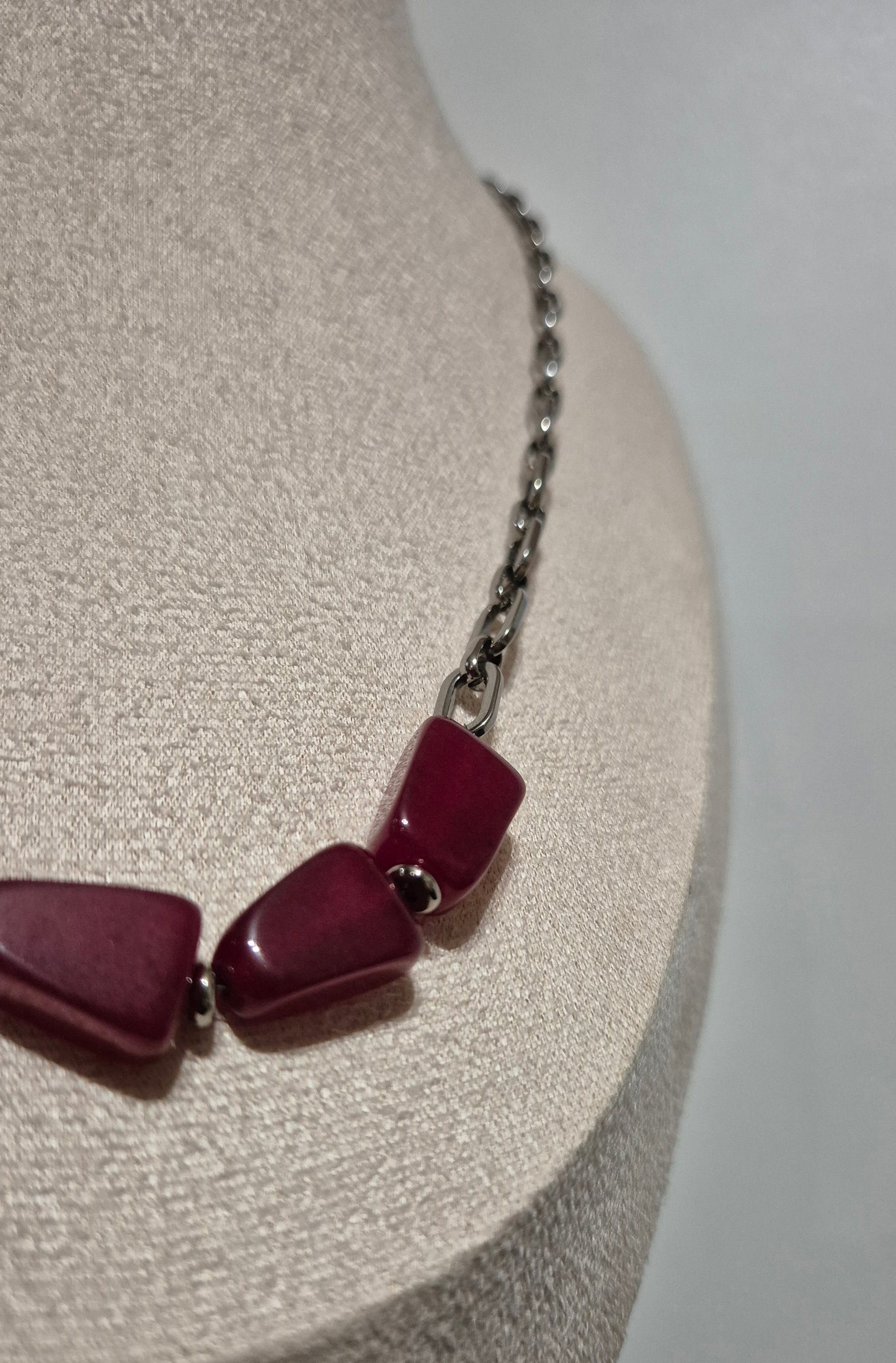 Collier chaîne argentée & triangles rouges