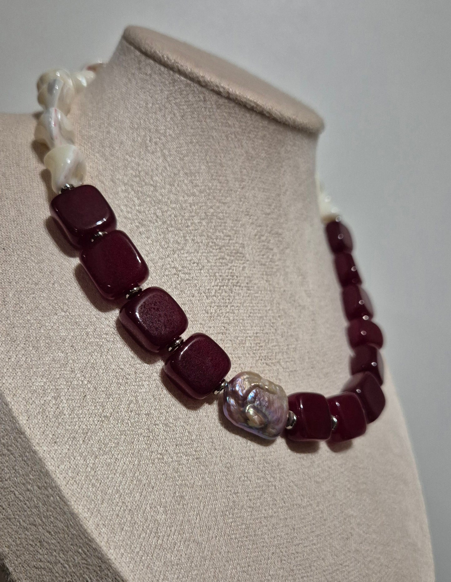 Collier carrés rouges et grande perle