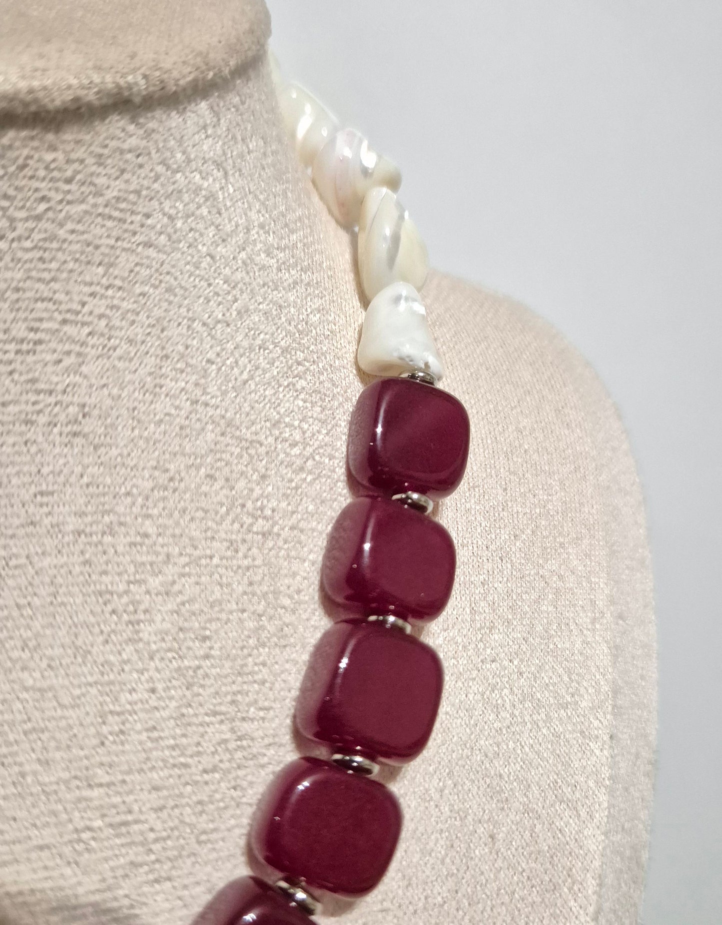 Collier carrés rouges et grande perle