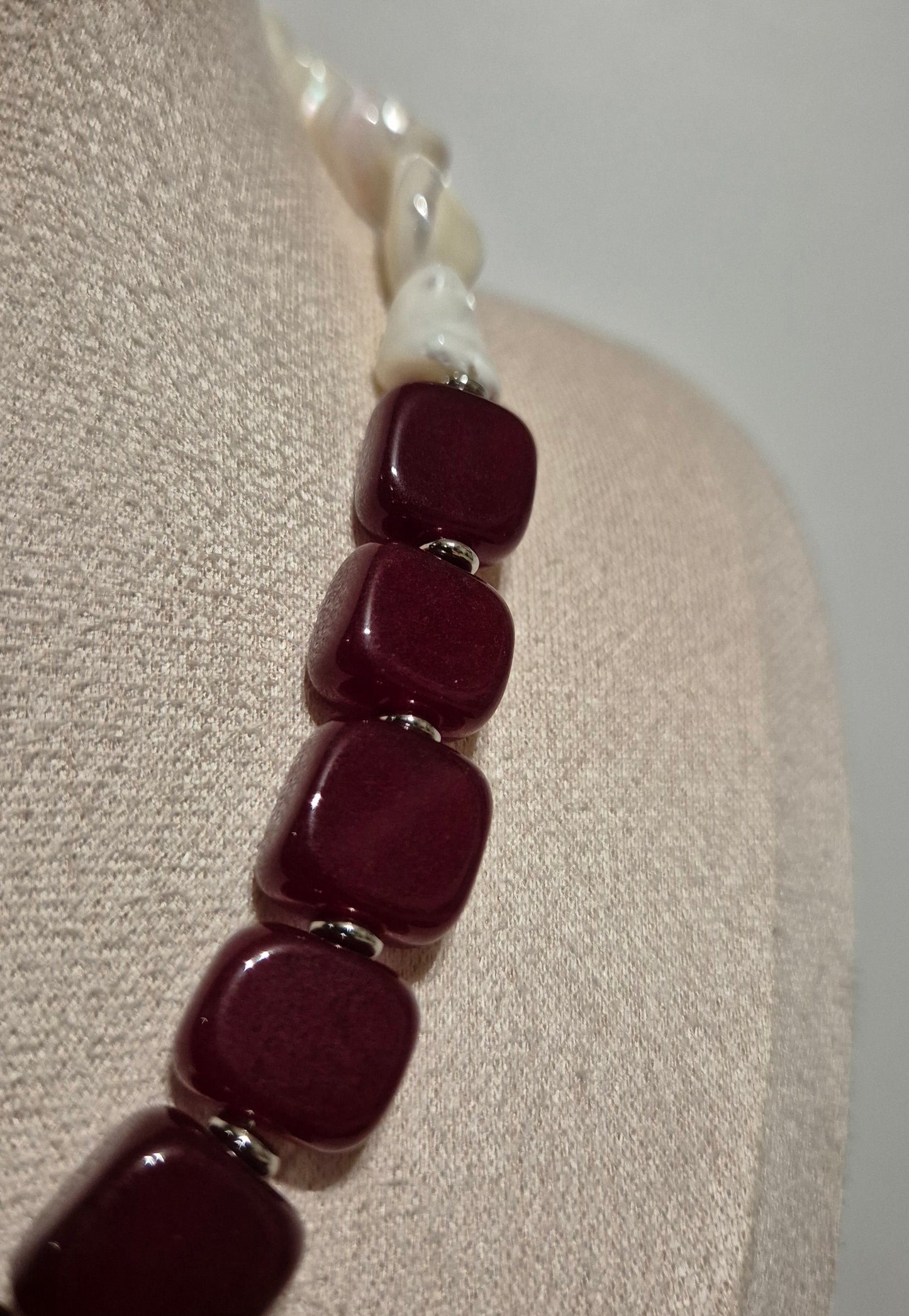 Collier carrés rouges et grande perle