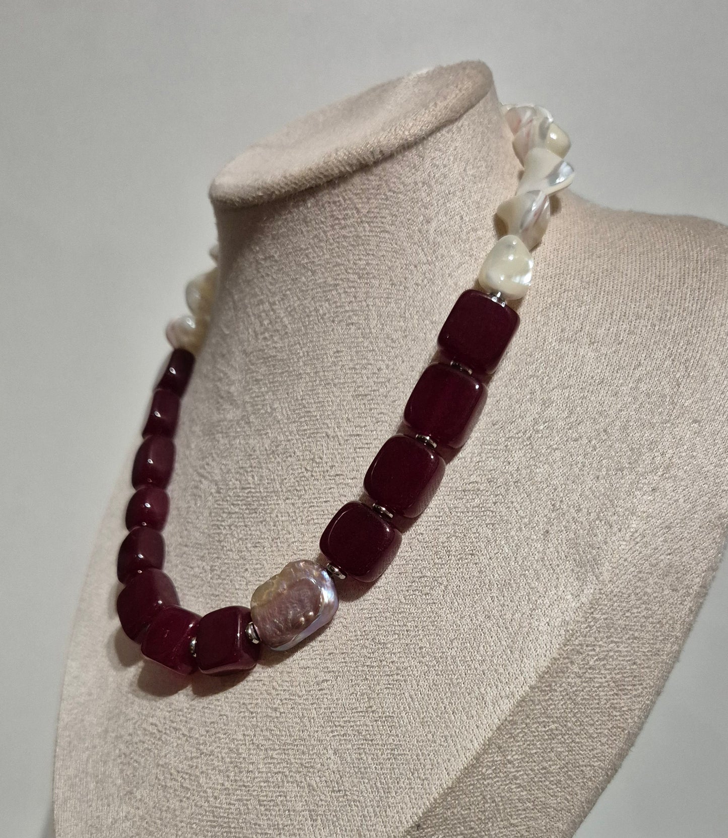 Collier carrés rouges et grande perle