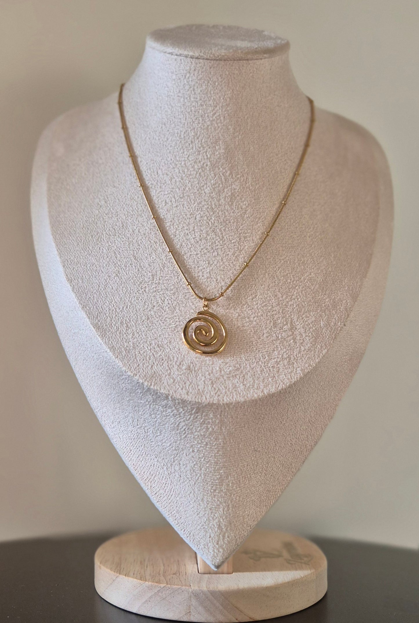 Collier doré & pendentif spirale