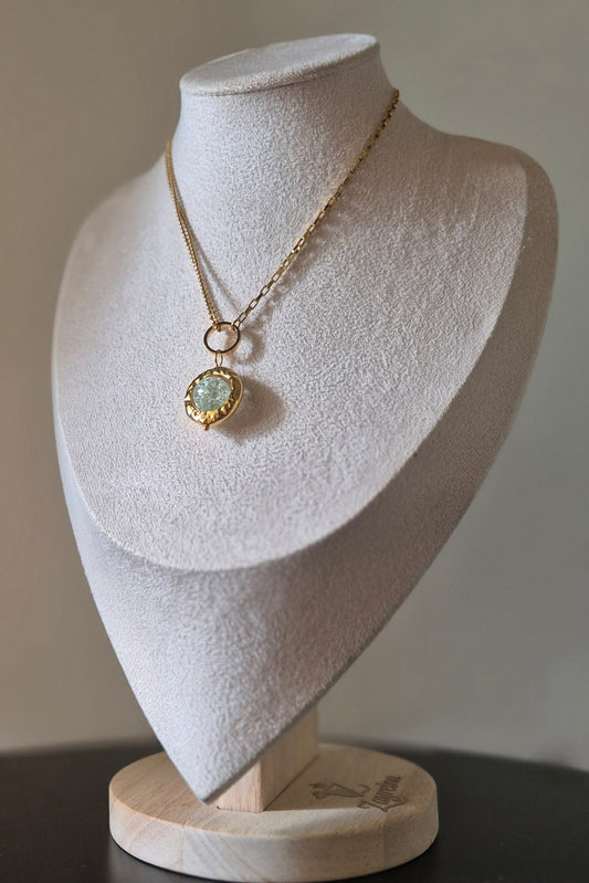 Collier doré avec pendentif