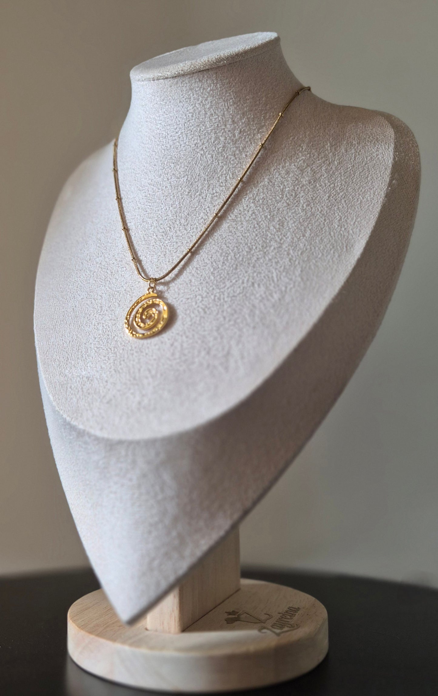 Collier doré & pendentif spirale