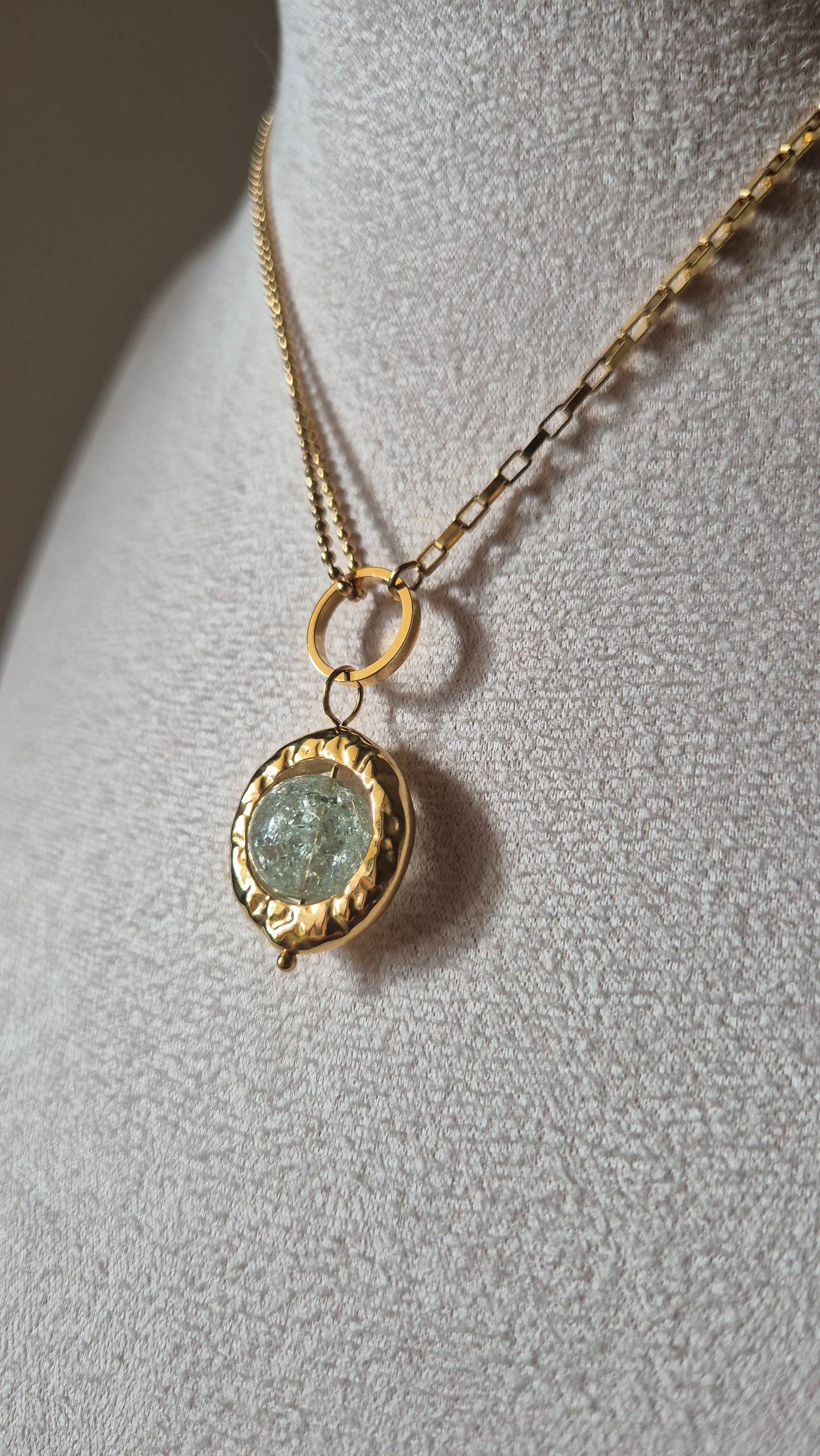 Collier doré avec pendentif