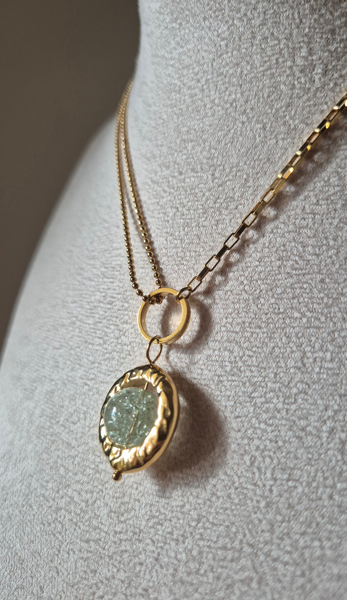 Collier doré avec pendentif