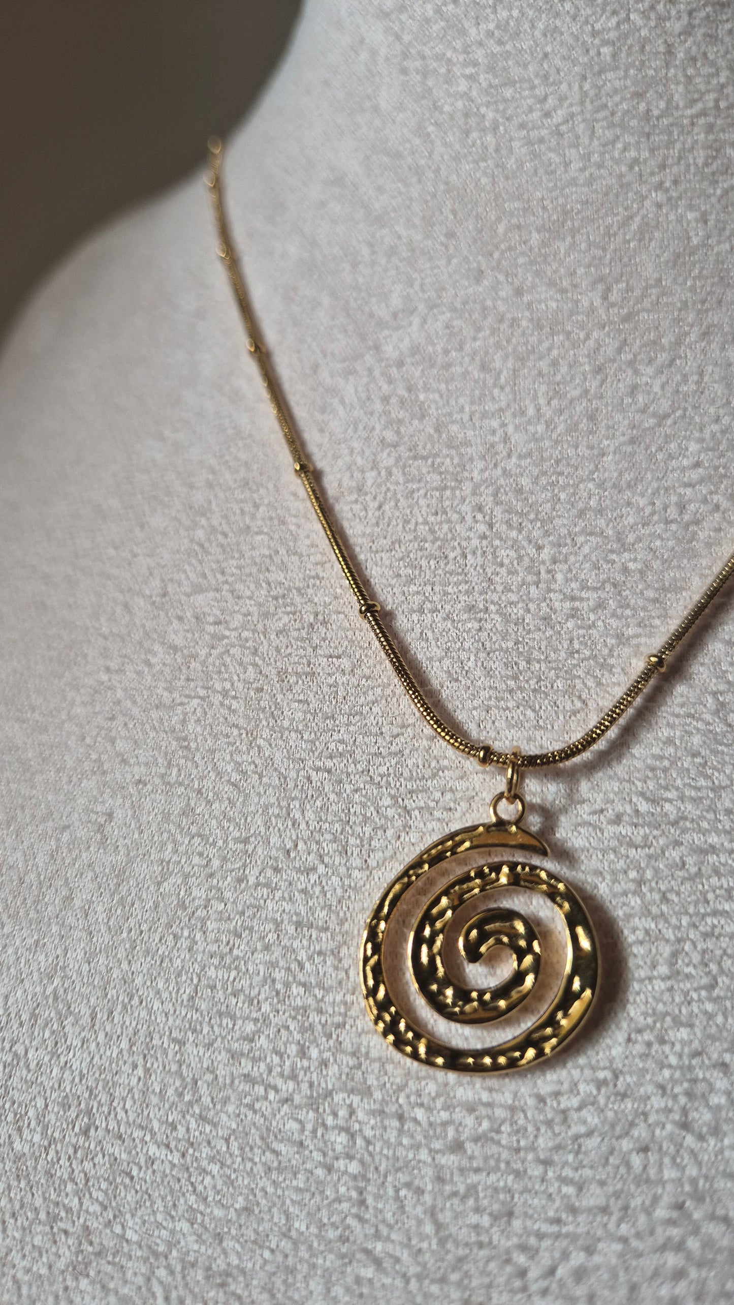 Collier doré & pendentif spirale