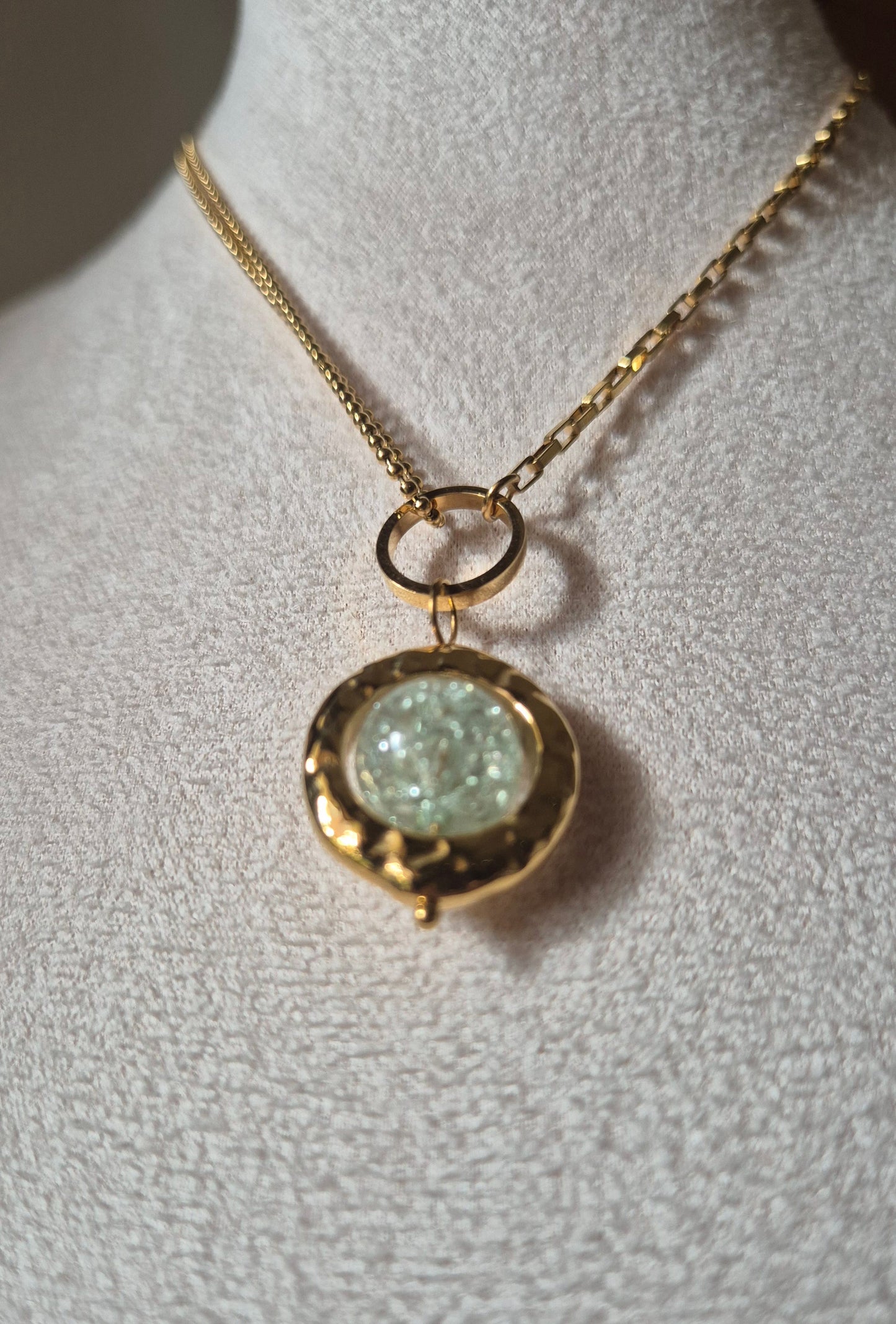 Collier doré avec pendentif