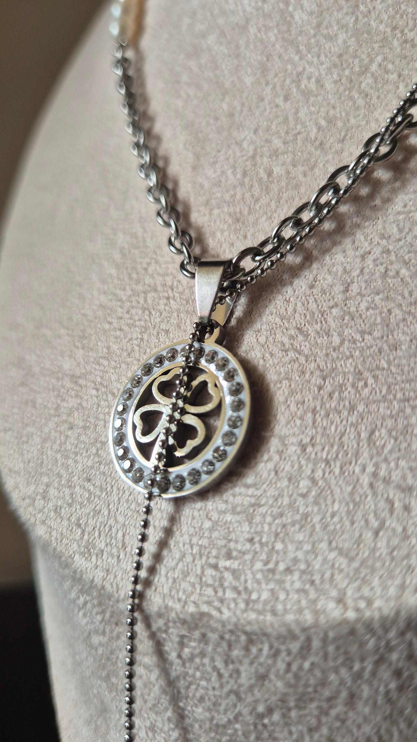 Collier acier, perles & trèfle