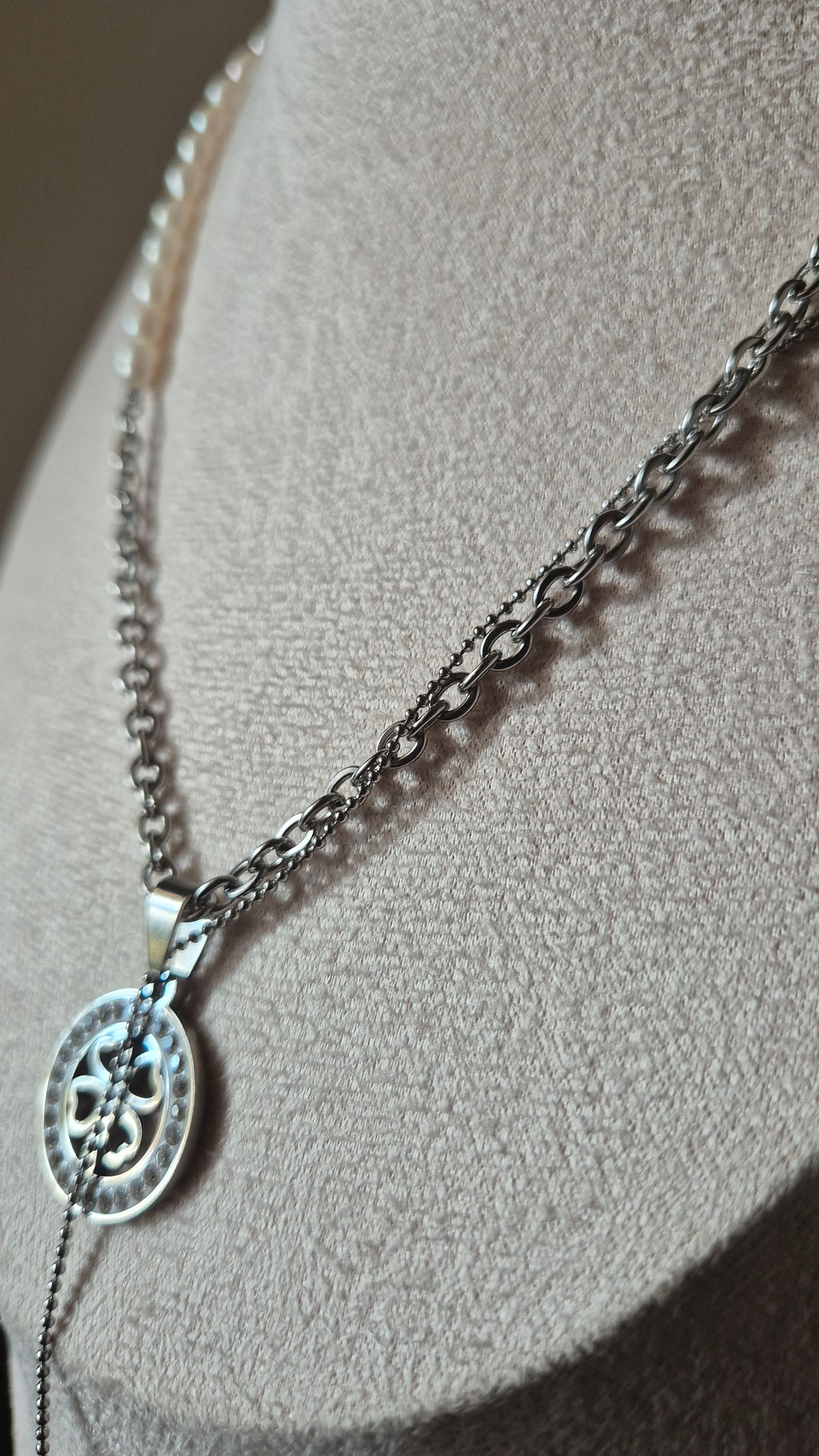 Collier acier, perles & trèfle