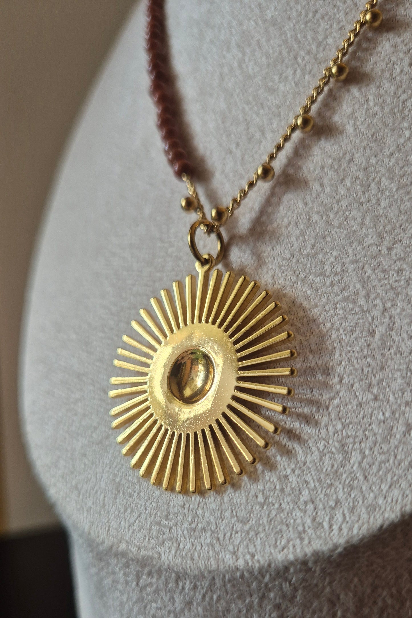 Collier chaîne dorée & pierre de soleil