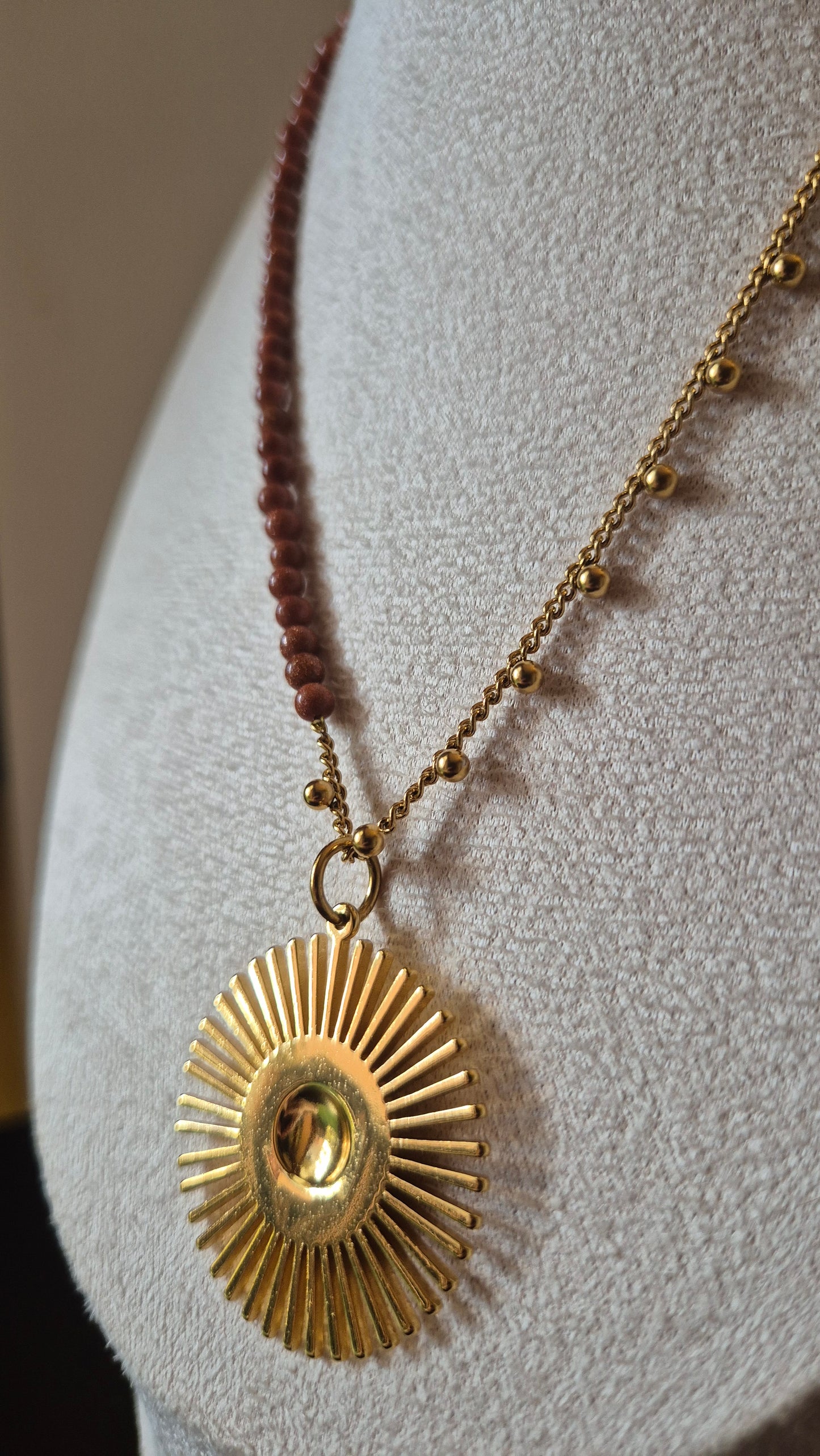 Collier chaîne dorée & pierre de soleil