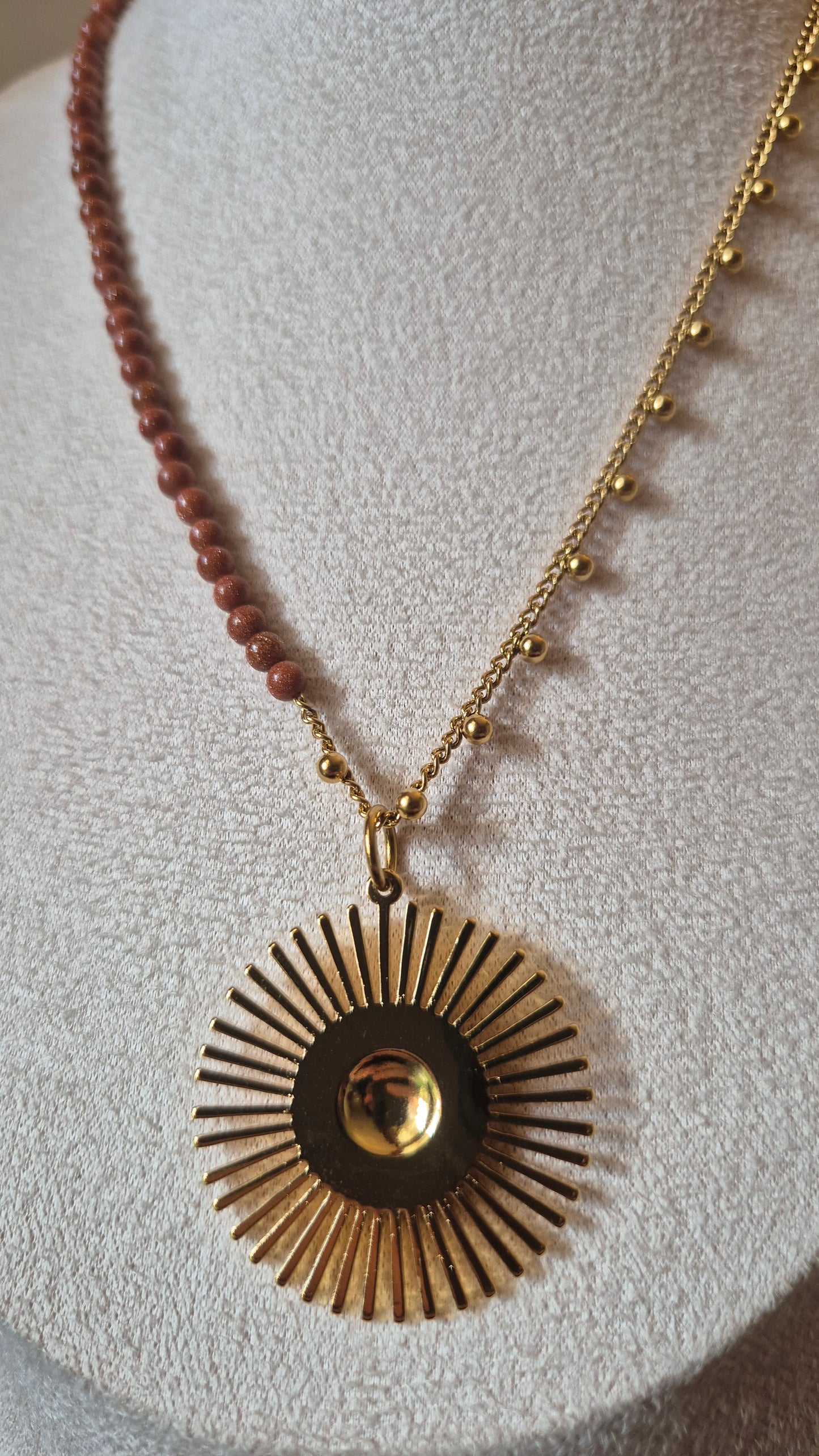 Collier chaîne dorée & pierre de soleil