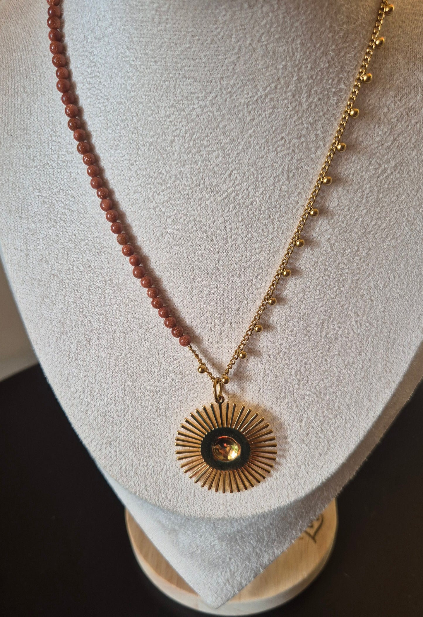 Collier chaîne dorée & pierre de soleil