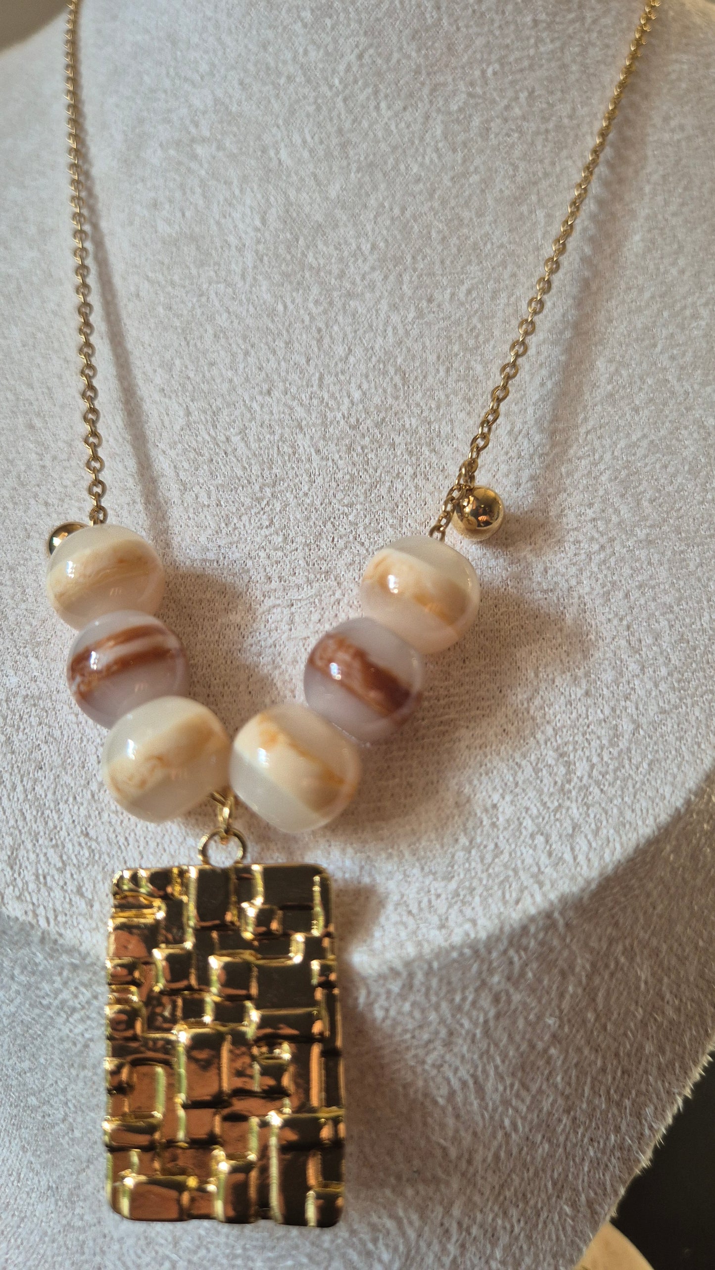 Collier doré & acier & résine