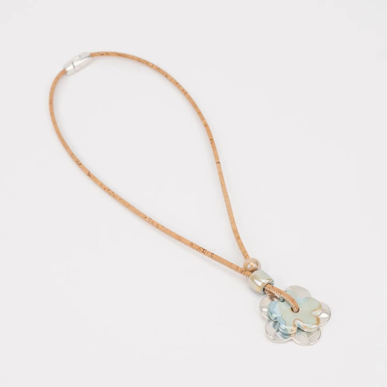 Collier en liège naturel avec fleur bleue en céramique