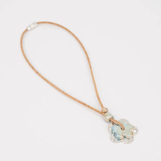 Collier en liège naturel avec fleur bleue en céramique